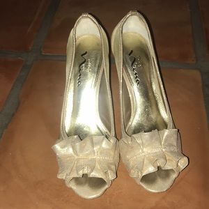 Gold heels - touch of Nina